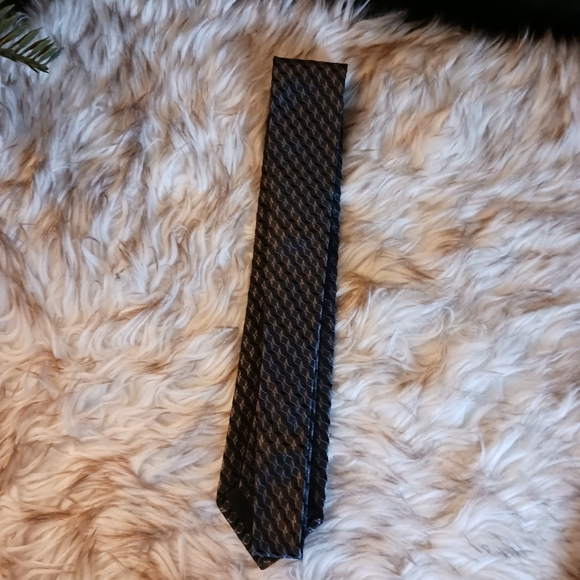 Ryan Seacrest tie - Picture 3 of 6